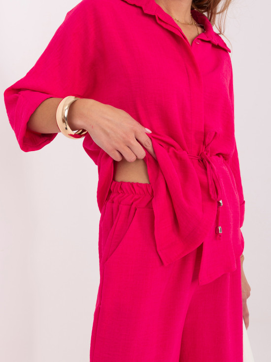 Elegantní růžová souprava s košilí a širokými kalhotami