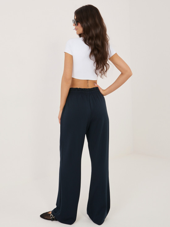 Tmavě modré kalhoty s proužky a vysokým pasem