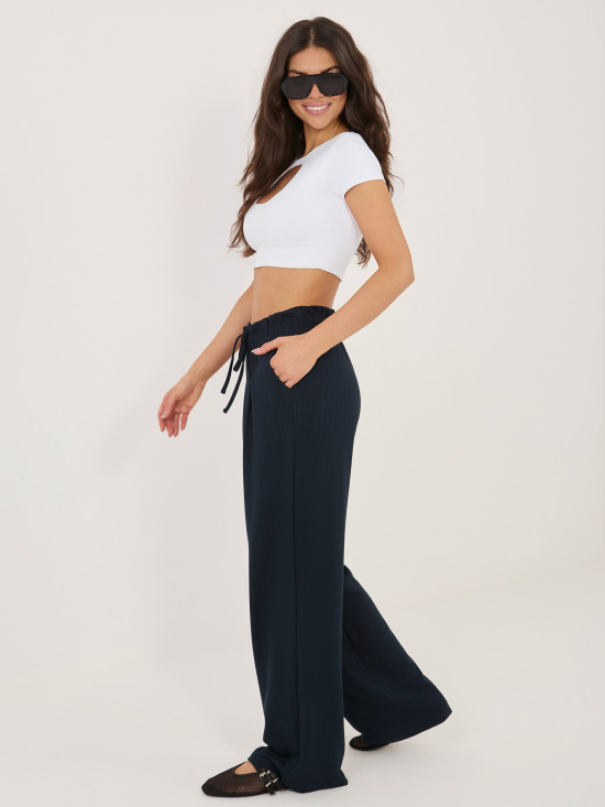 Tmavě modré kalhoty s proužky a vysokým pasem