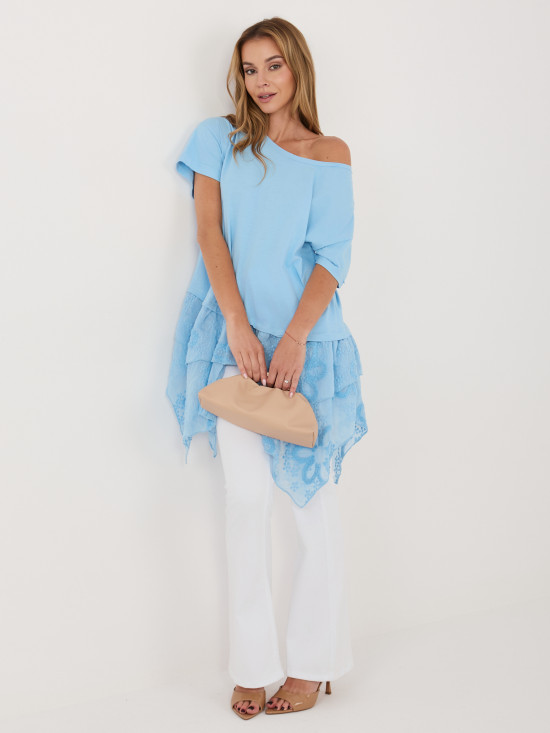 Světle modrá bavlněná halenka s volánem a výšivkou