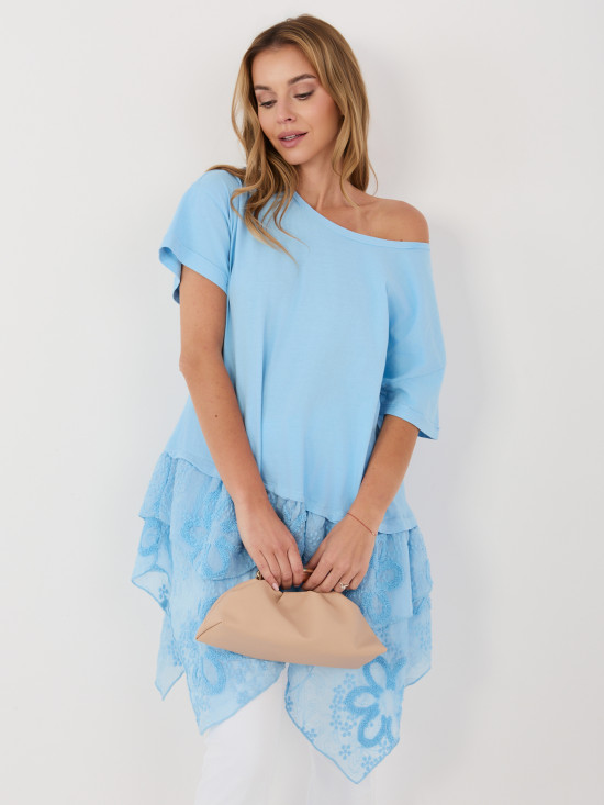Světle modrá bavlněná halenka s volánem a výšivkou