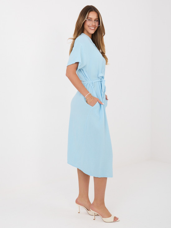 Světle modré rozšířené midi šaty s páskem
