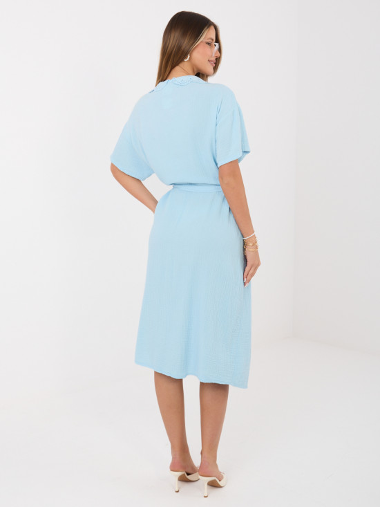 Světle modré rozšířené midi šaty s páskem