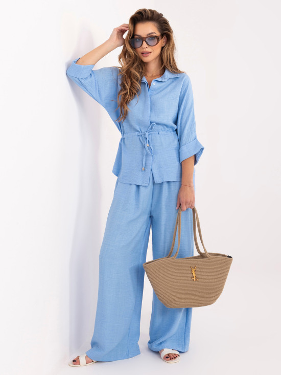 Elegantní modrá souprava s košilí a širokými kalhotami