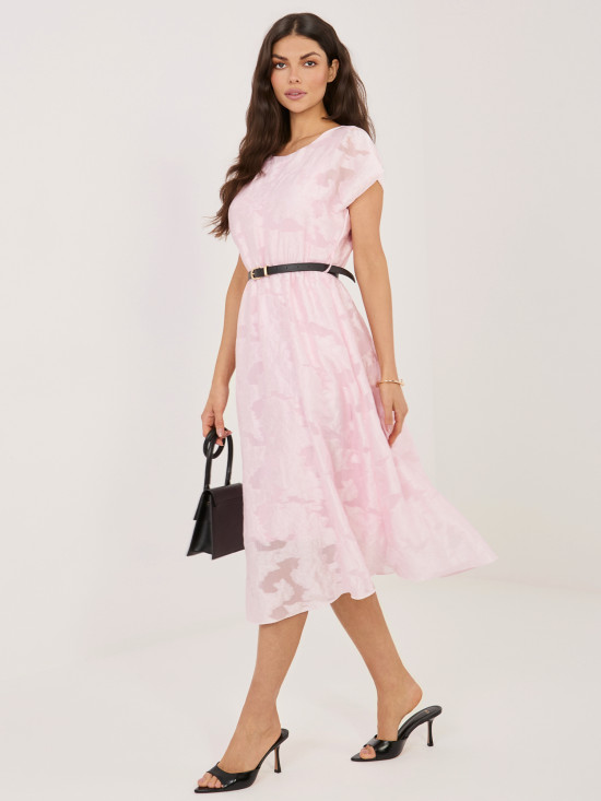 Světle růžové rozšířené midi šaty s páskem