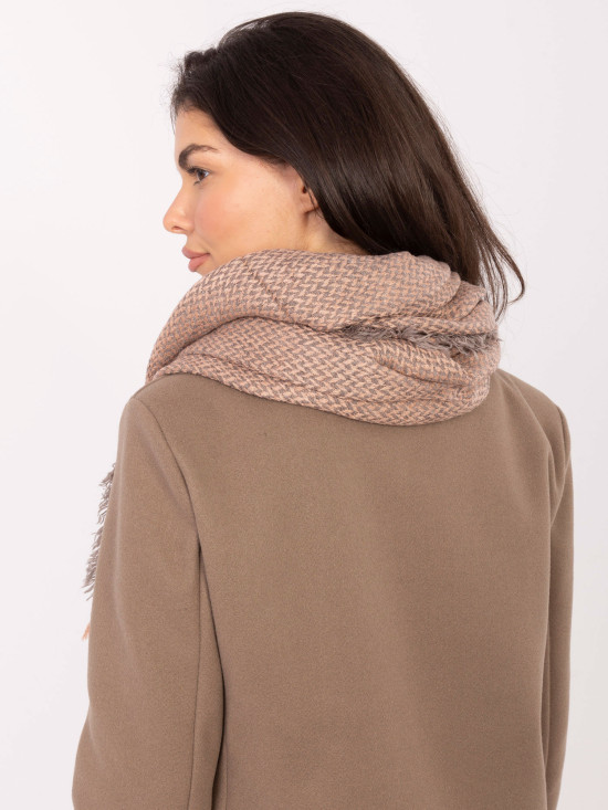 Růžová šála s jemným vzorem a třásněmi