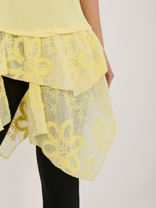 Žlutá bavlněná halenka s volánem a výšivkou