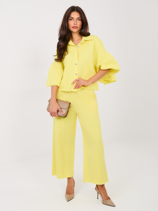 Krátká žlutá džínová bunda s volánem a 3/4 rukávy