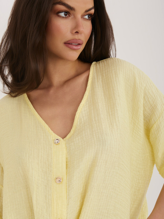 Žlutá halenka s V výstřihem a krátkým rukávem