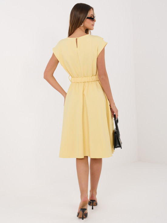 Žluté rozšířené midi šaty s páskem