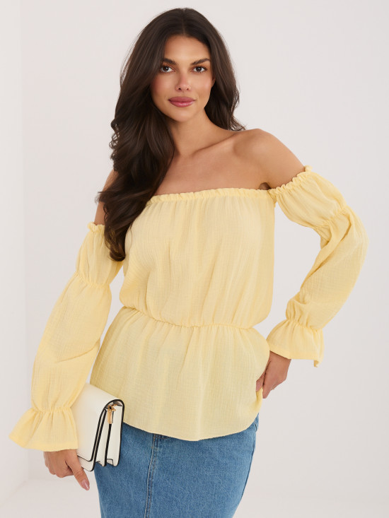 Žlutá halenka s odhalenými rameny a nabíranými rukávy