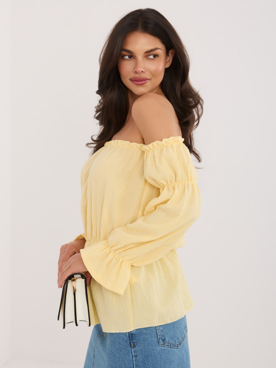 Žlutá halenka s odhalenými rameny a nabíranými rukávy