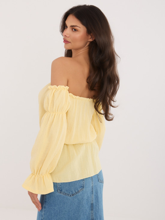 Žlutá halenka s odhalenými rameny a nabíranými rukávy