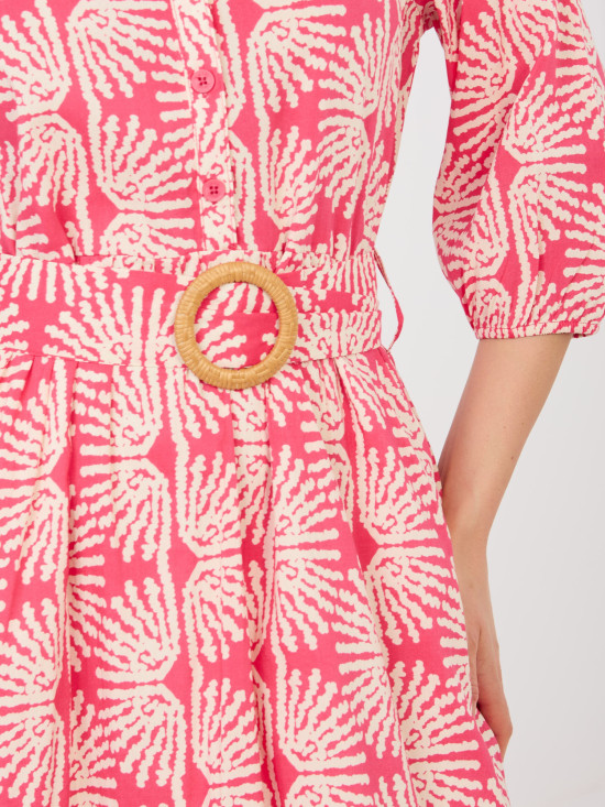 Korálové šaty s páskem a volánem