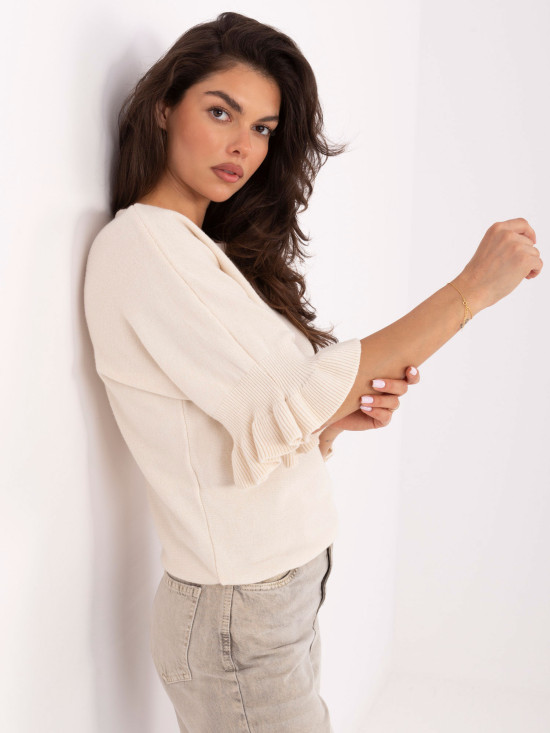Elegantní béžový svetr s 3/4 rukávy a volánem
