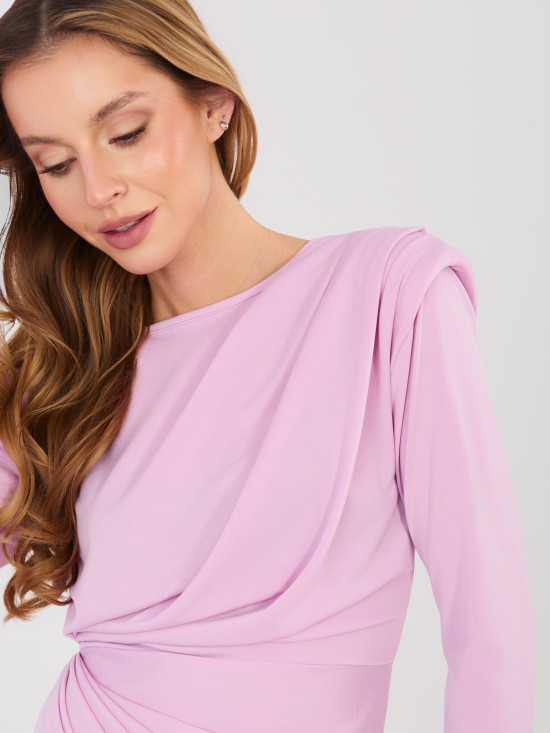 Elegantní světle fialové midi šaty s dlouhým rukávem a řasením