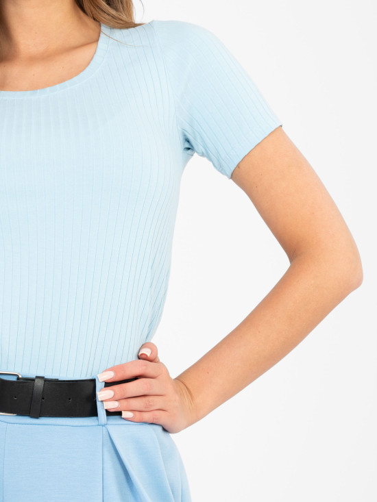 Světle modrá žebrovaná halenka s krátkým rukávem