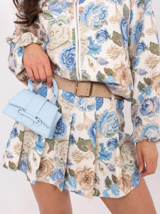 Modré květinové šortky s páskem a širokými kalhotami