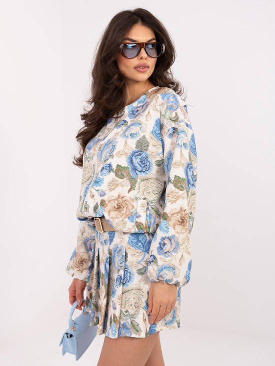 Modré květinové šortky s páskem a širokými kalhotami