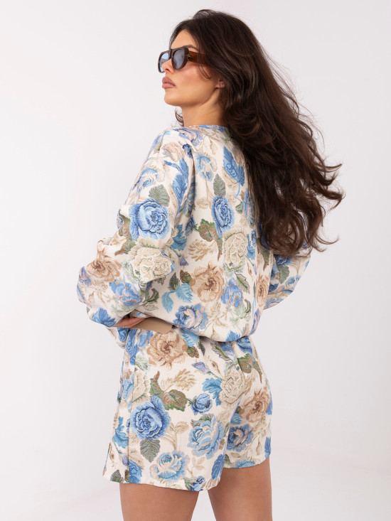 Modré květinové šortky s páskem a širokými kalhotami