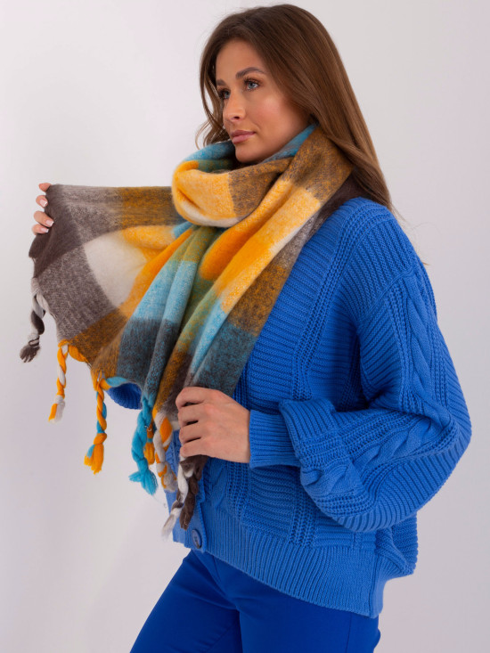 Hnědá šála s třásněmi