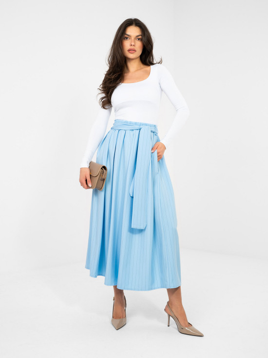 Elegantní modrá midi sukně s proužky a páskem