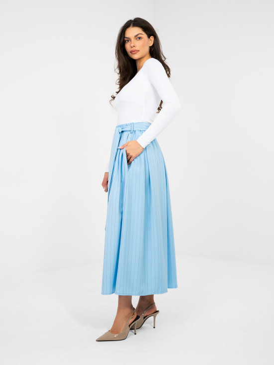 Elegantní modrá midi sukně s proužky a páskem