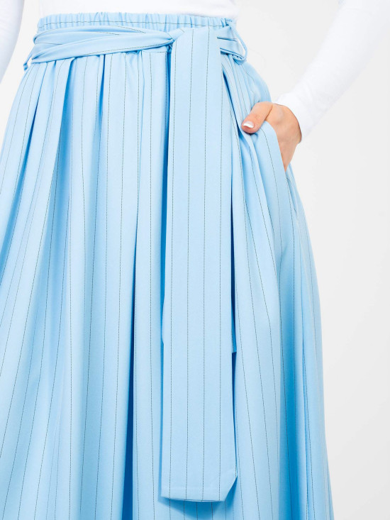 Elegantní modrá midi sukně s proužky a páskem