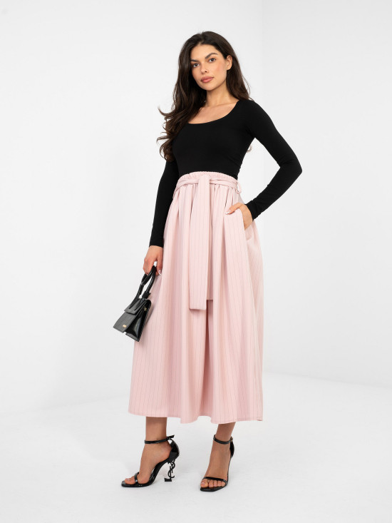 Růžová elegantní midi sukně s proužky a páskem