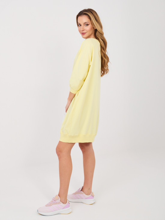 Žluté pohodlné šaty s 3/4 rukávem a výstřihem do V
