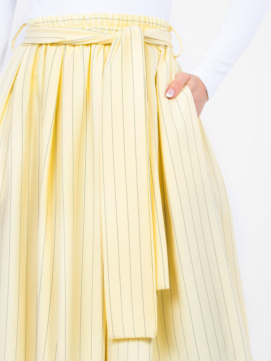 Žlutá elegantní midi sukně s proužky a páskem