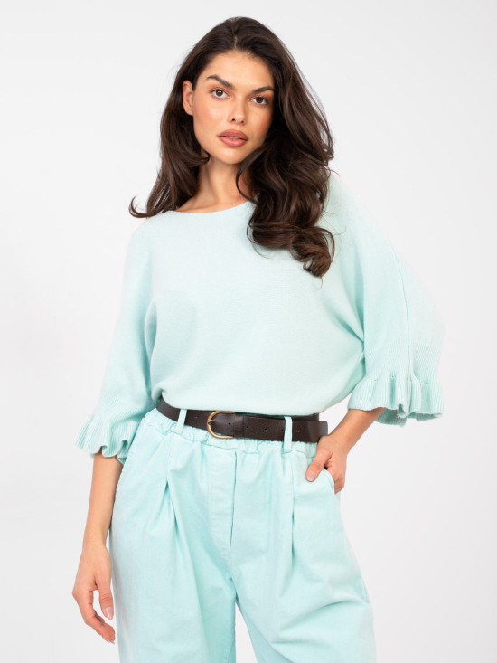 Světle modrý elegantní svetr s 3/4 rukávem a volánem