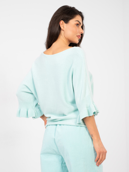 Světle modrý elegantní svetr s 3/4 rukávem a volánem