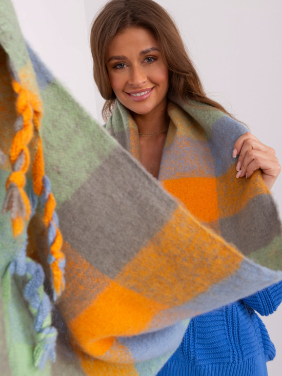 Elegantní oranžová šála s třásněmi