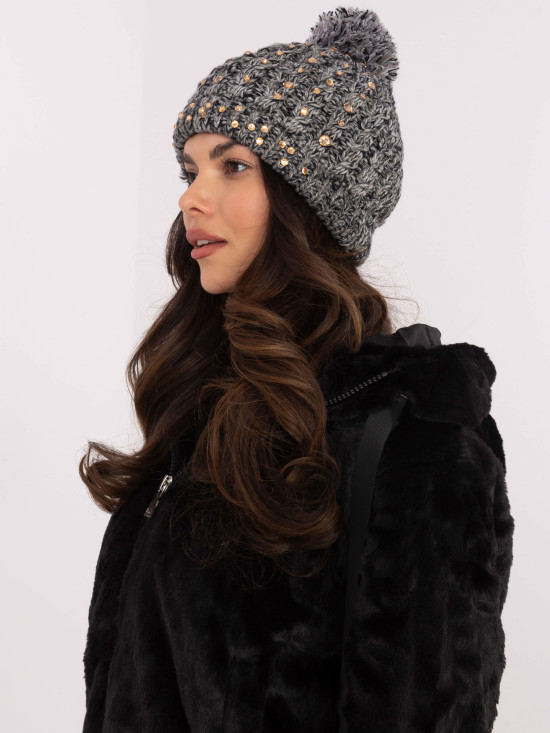 Stylová šedá čepice s aplikací