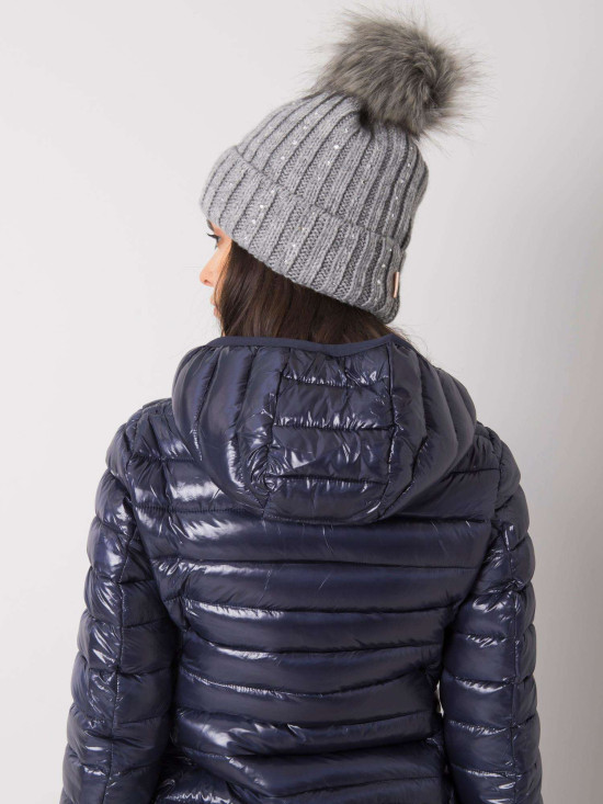 Šedá zateplená čepice s aplikacemi