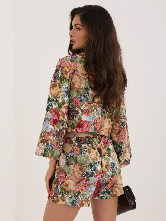 Zelené květované šortky s páskem a širokými kalhotami