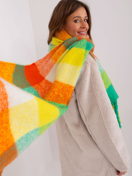 Šála s třásněmi ve světle zelené barvě