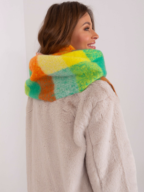 Šála s třásněmi ve světle zelené barvě