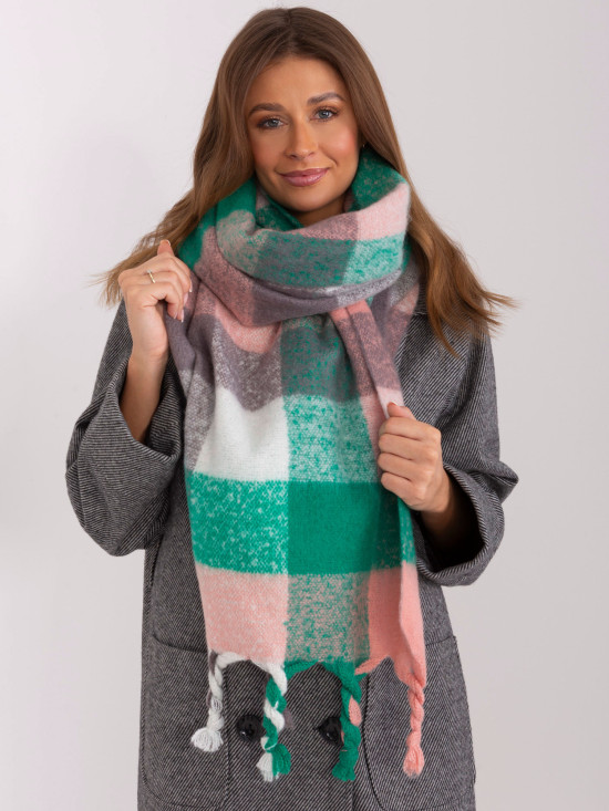 Zelená šála s třásněmi