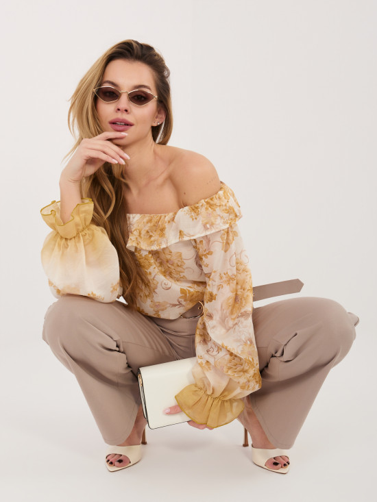 Žlutá halenka s květinovým vzorem a odhalenými rameny