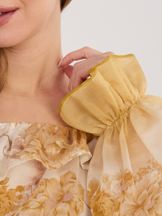 Žlutá halenka s květinovým vzorem a odhalenými rameny