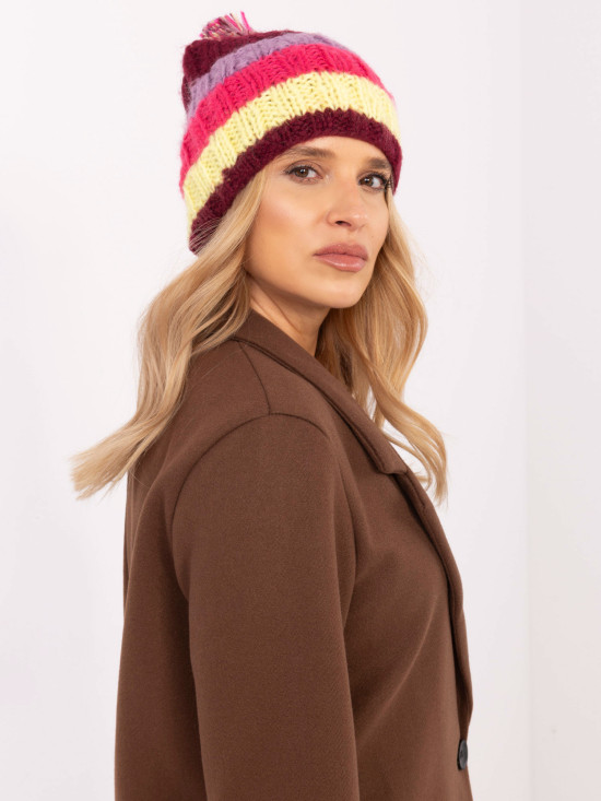 Stylová fialová čepice s pruhy a bambulí