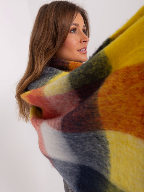 Žlutá šála s třásněmi