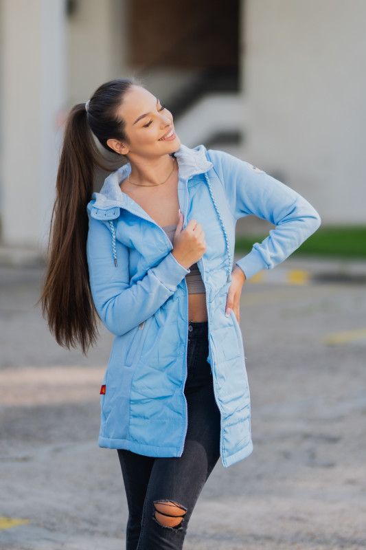 Světle modrá mikina v prodlouženém střihu