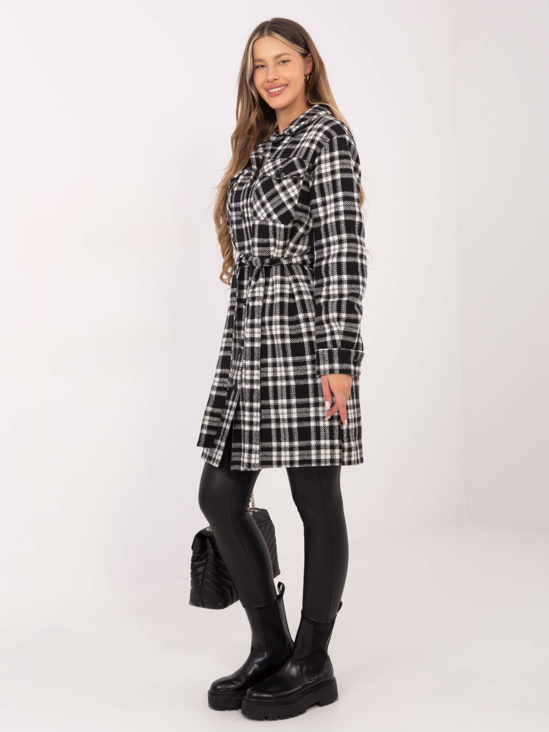 Černo-bílý dámský kabát v kostkovaném vzoru