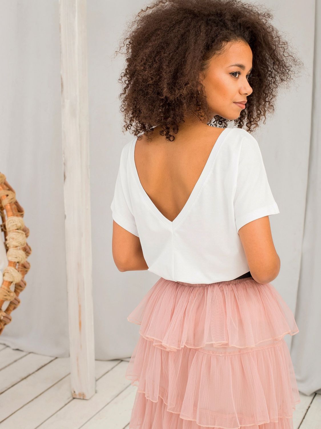 Bílé dámské tričko s výstřihem na zádech Fire