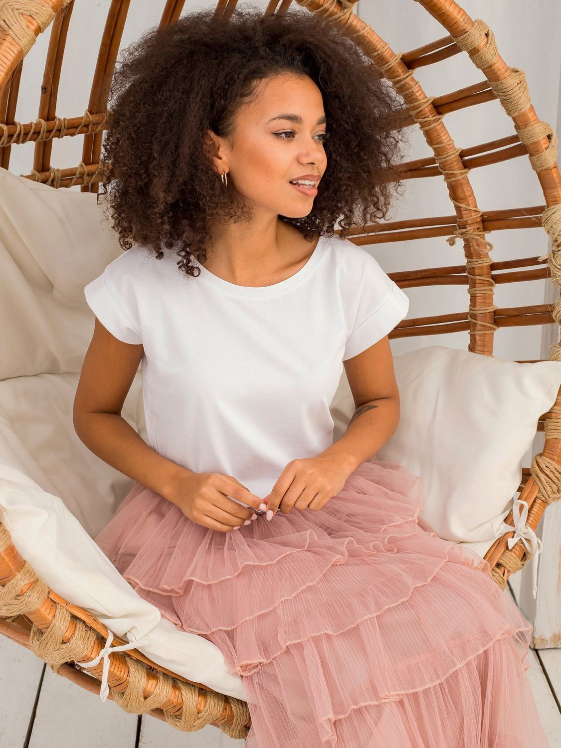 Bílé dámské tričko s výstřihem na zádech Fire