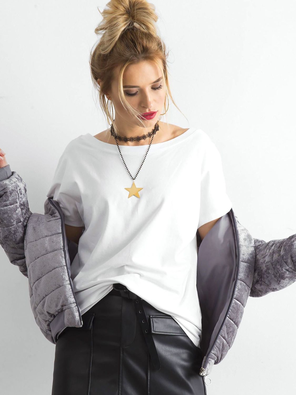 Bílé dámské tričko s výstřihem na zádech Fire