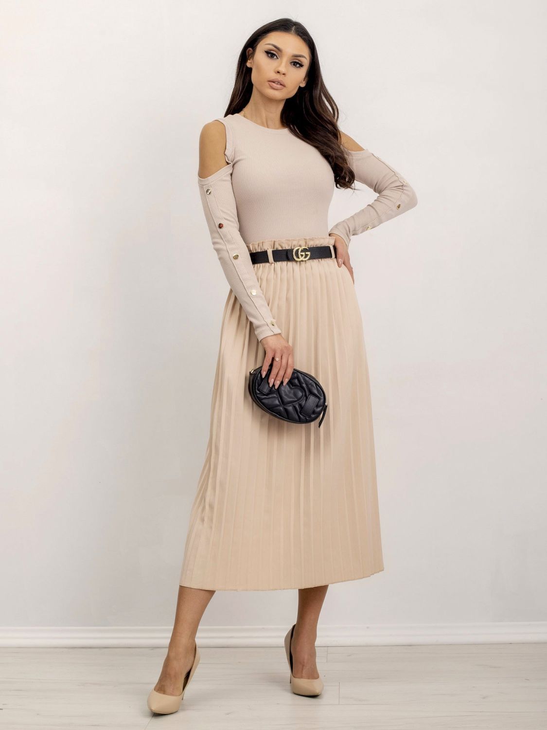 Béžová halenka s výřezy